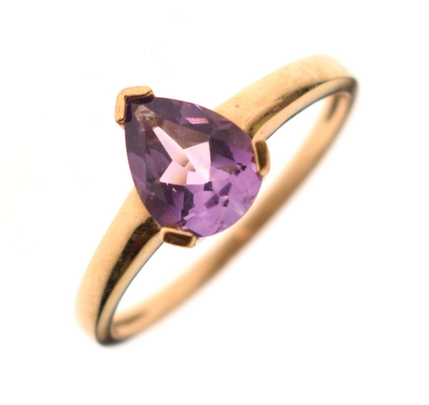 Lot 37 - 9ct gold and amethyst ring