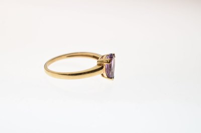 Lot 37 - 9ct gold and amethyst ring