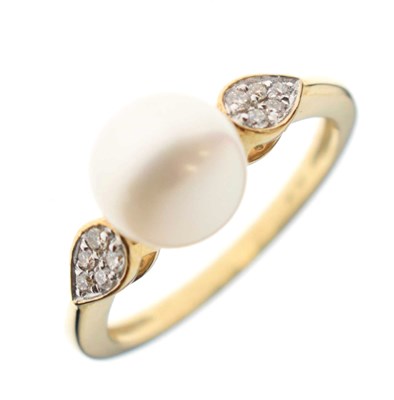 Lot 36 - 9ct gold, diamond and pearl ring