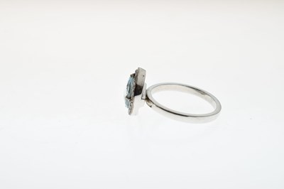 Lot 33 - Aquamarine and diamond ring