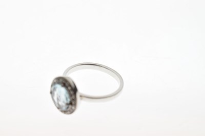 Lot 33 - Aquamarine and diamond ring