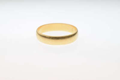 Lot 40 - 18ct gold wedding band