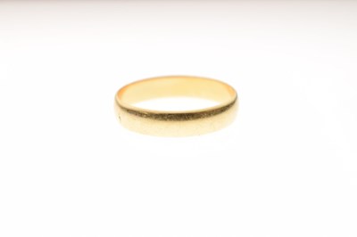 Lot 40 - 18ct gold wedding band