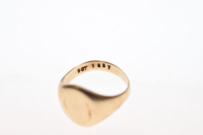 Lot 42 - 9ct gold signet ring