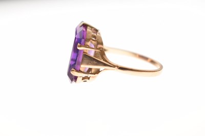 Lot 29 - Synthetic purple sapphire dress ring