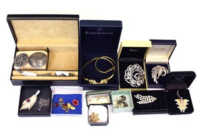 Lot 105 - Quantity of costume jewellery