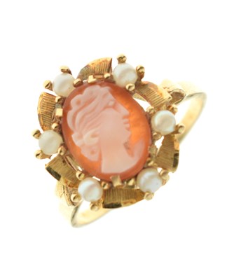 Lot 29 - Yellow metal cameo and pearl ring