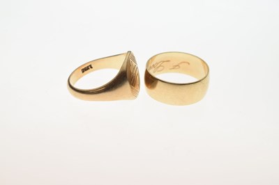 Lot 43 - Two 9ct gold rings