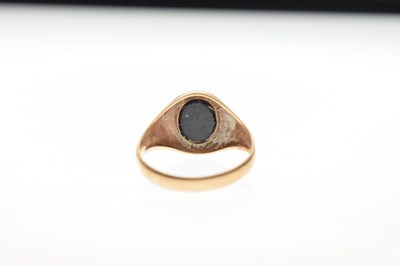 Lot 42 - 9ct gold black onyx signet ring