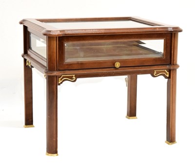 Lot 487 - Modern bijouterie table or vitrine fitted single display drawer