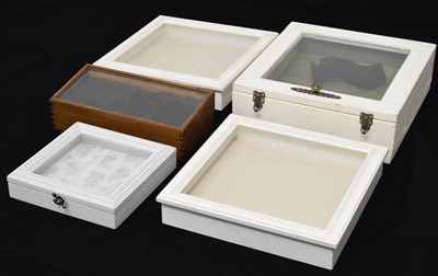 Lot 225 - Five assorted table top display cases