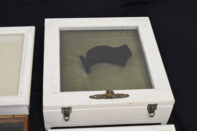 Lot 225 - Five assorted table top display cases