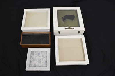 Lot 225 - Five assorted table top display cases