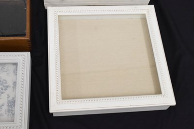 Lot 225 - Five assorted table top display cases