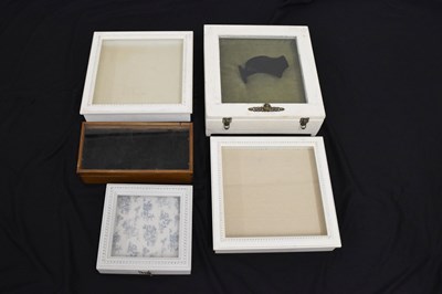 Lot 225 - Five assorted table top display cases