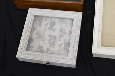 Lot 225 - Five assorted table top display cases