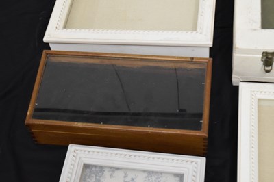 Lot 225 - Five assorted table top display cases