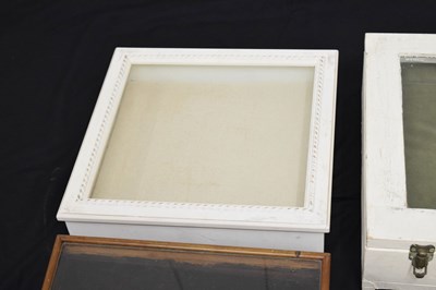 Lot 225 - Five assorted table top display cases