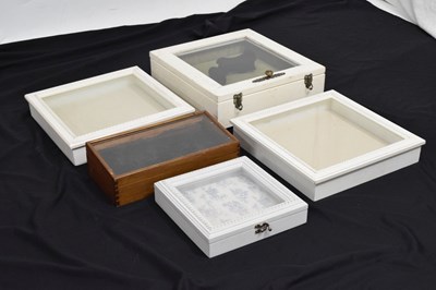 Lot 225 - Five assorted table top display cases