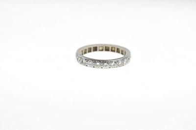 Lot 6 - Twenty-two stone diamond eternity ring