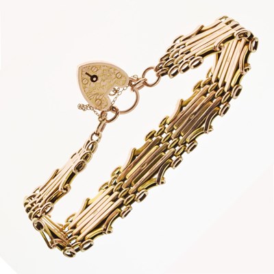 Lot 71 - Yellow metal gate link bracelet