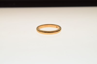 Lot 35 - 22ct gold 'D' section wedding band