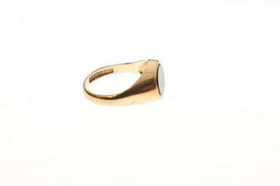 Lot 14 - 9ct gold and black onyx signet ring