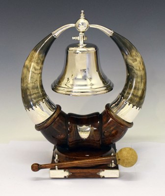 Lot 172 - Mounted horn dinner bell
