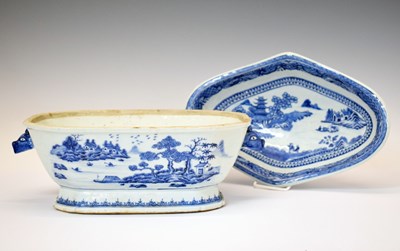 Lot 607 - Late 18th century Chinese export oval cartouche-shaped dish, Qianlong, (1736-1795)