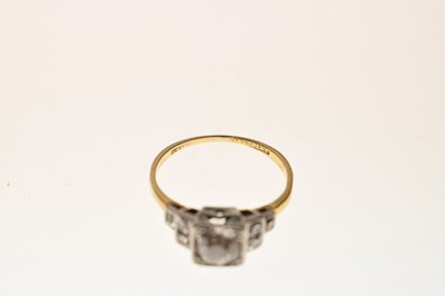 Lot 2 - Art Deco diamond 18ct yellow gold and platinum set three stone ring