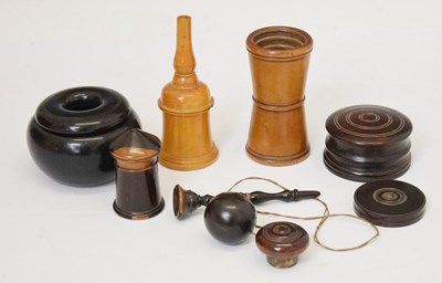 Lot 393 - Small mixed quantity of treen