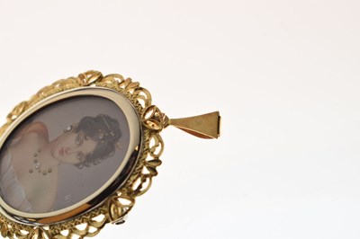 Lot 33 - Yellow metal (750) miniature portrait brooch / pendant
