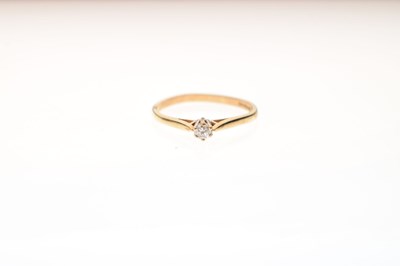 Lot 4 - 9ct gold ring set small solitaire diamond