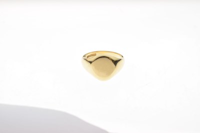 Lot 18 - 18ct gold oval signet ring