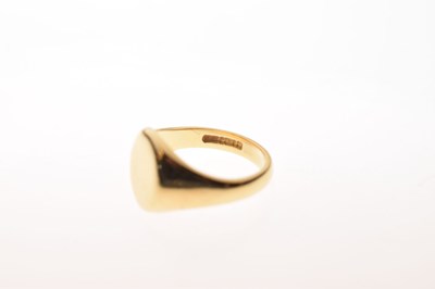 Lot 18 - 18ct gold oval signet ring