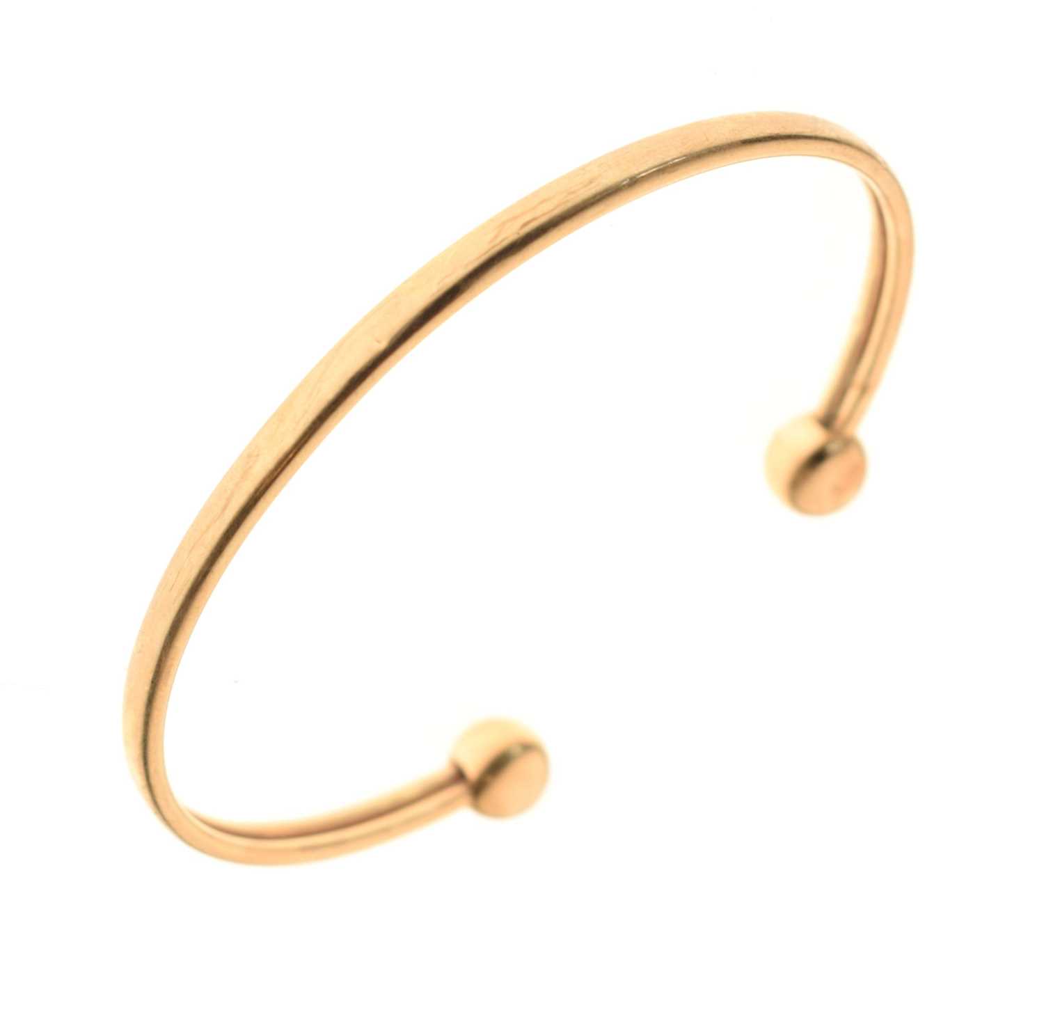 Lot 64 - 9ct yellow gold torc bangle