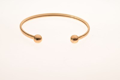 Lot 64 - 9ct yellow gold torc bangle