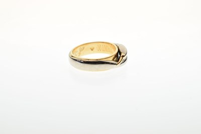 Lot 13 - 18ct gold 'Double Swan' wedding band ring