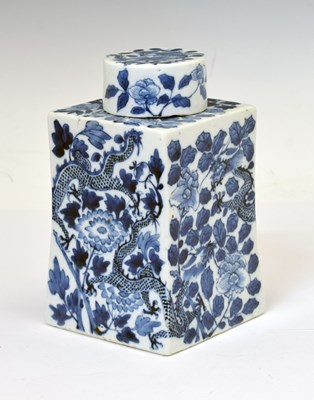 Lot 335 - Chinese porcelain blue and white caddy