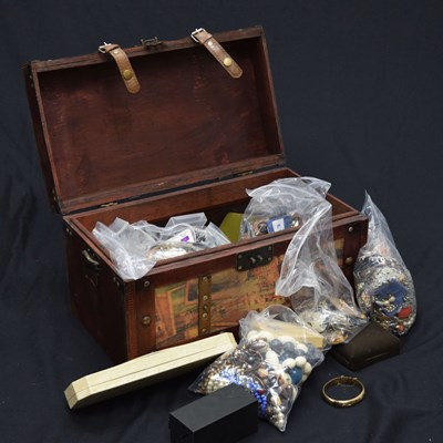 Lot 105 - Large collection of vintage and other costume jewellery including brooches, necklaces, earrings, etc