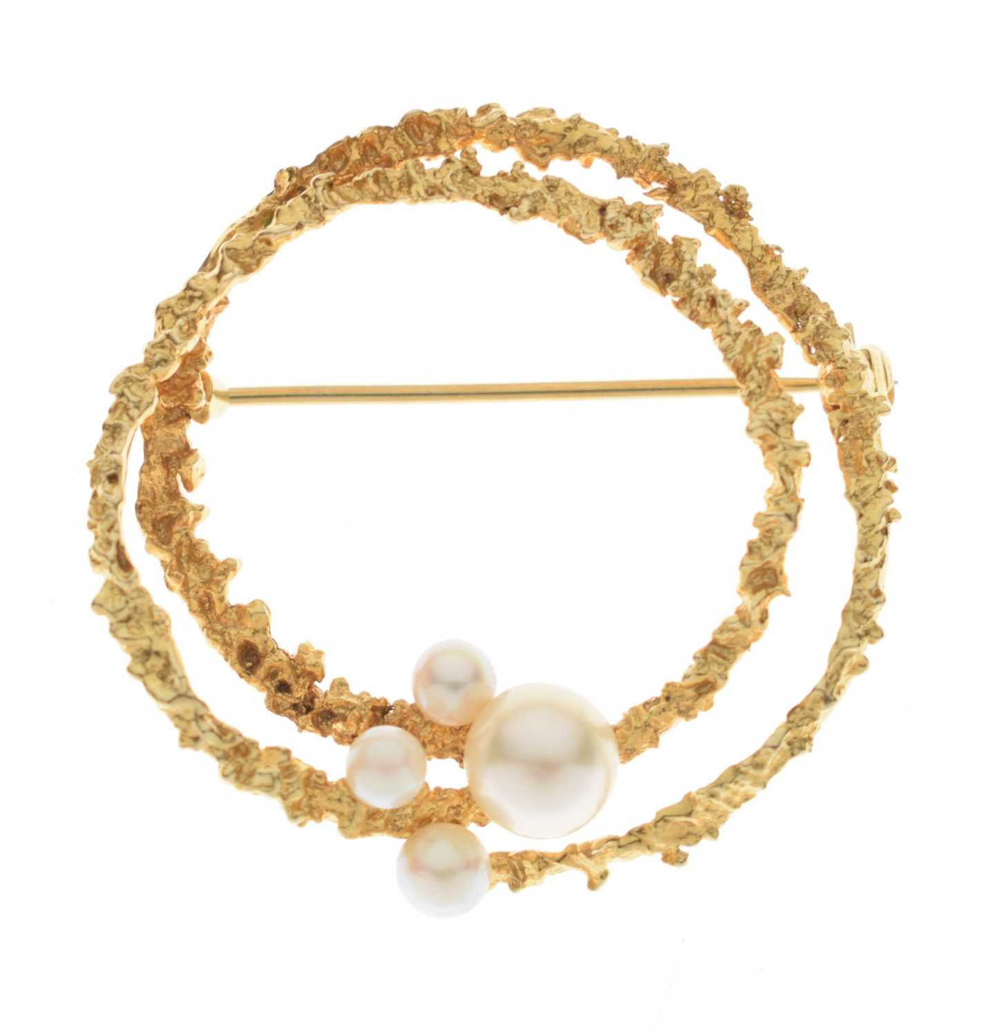 Lot 27 - Modernist circular brooch of two entwined textured rings set four graduated cultured pearls