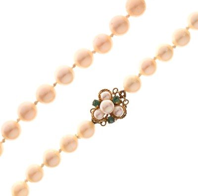 Lot 106 - Necklace of cultured pearls with yellow metal (14K) clasp