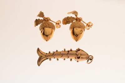 Lot 121 - Pair of acorn design earrings, and an articulated fish pendant