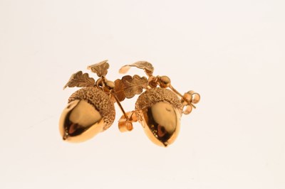Lot 121 - Pair of acorn design earrings, and an articulated fish pendant