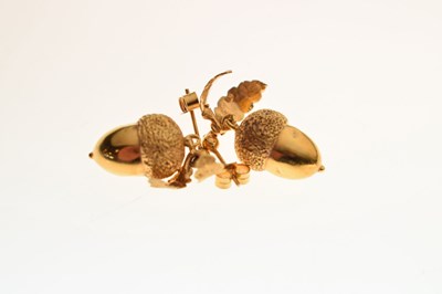 Lot 121 - Pair of acorn design earrings, and an articulated fish pendant
