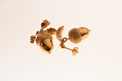 Lot 121 - Pair of acorn design earrings, and an articulated fish pendant