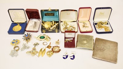 Lot 135 - Quantity of costume jewellery