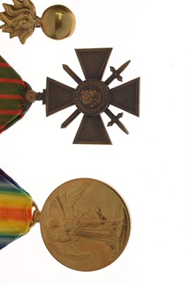 Lot British First World medal trio with French Croix de Guerre