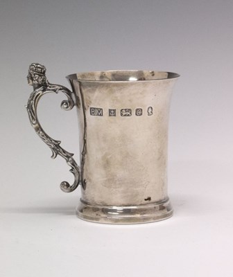 Lot 90 - Elizabeth II silver commemorative mug with applied silver jubilee emblem