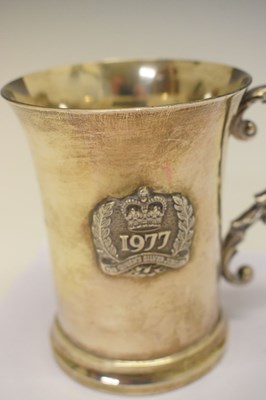 Lot 90 - Elizabeth II silver commemorative mug with applied silver jubilee emblem